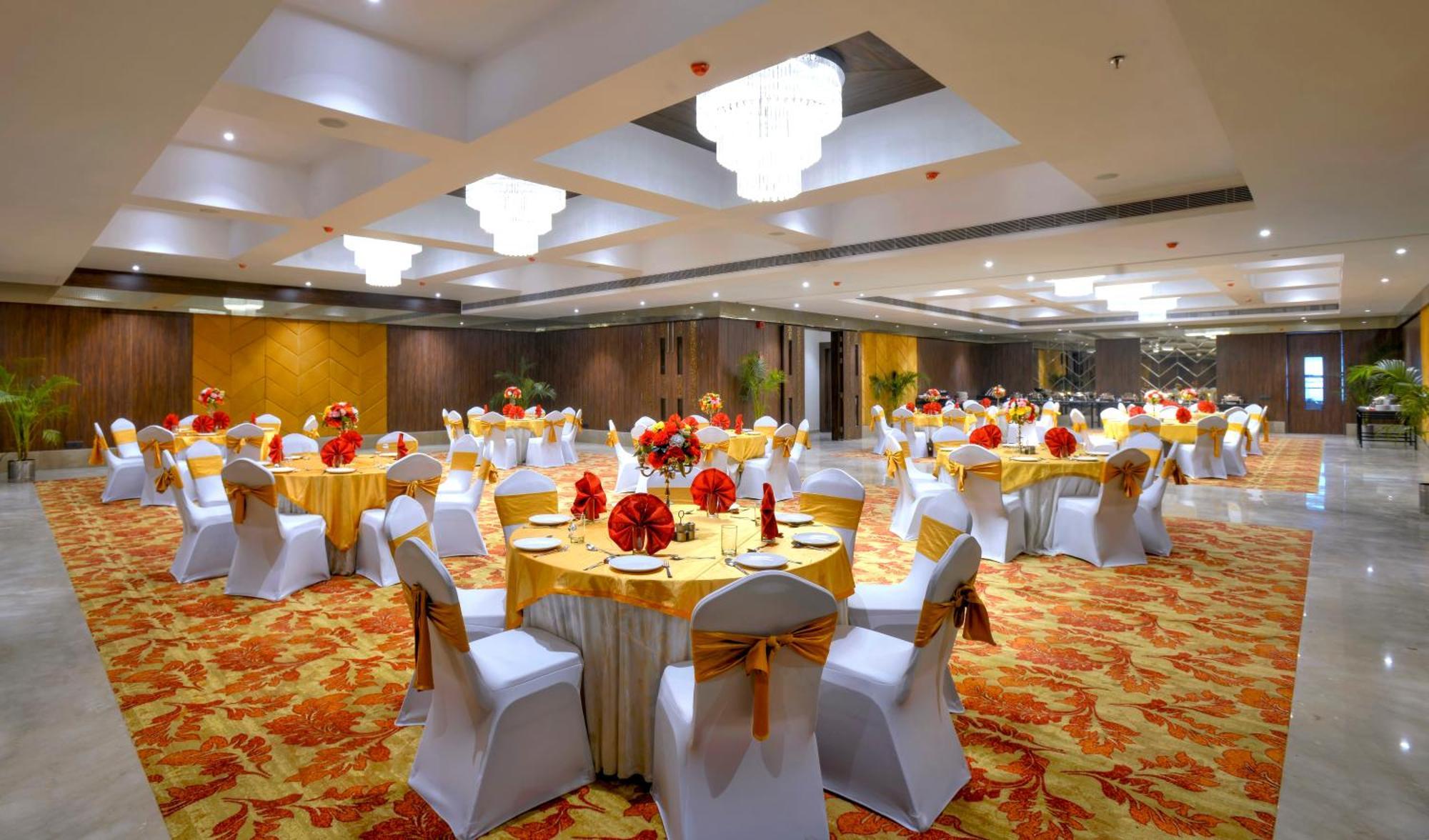 Golden Tulip Agra Hotel Агра Екстериор снимка