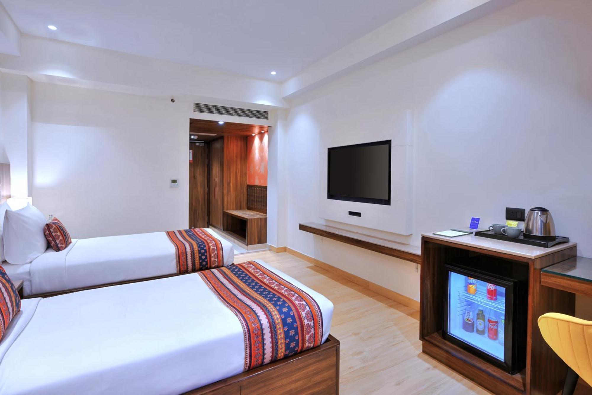 Golden Tulip Agra Hotel Агра Екстериор снимка