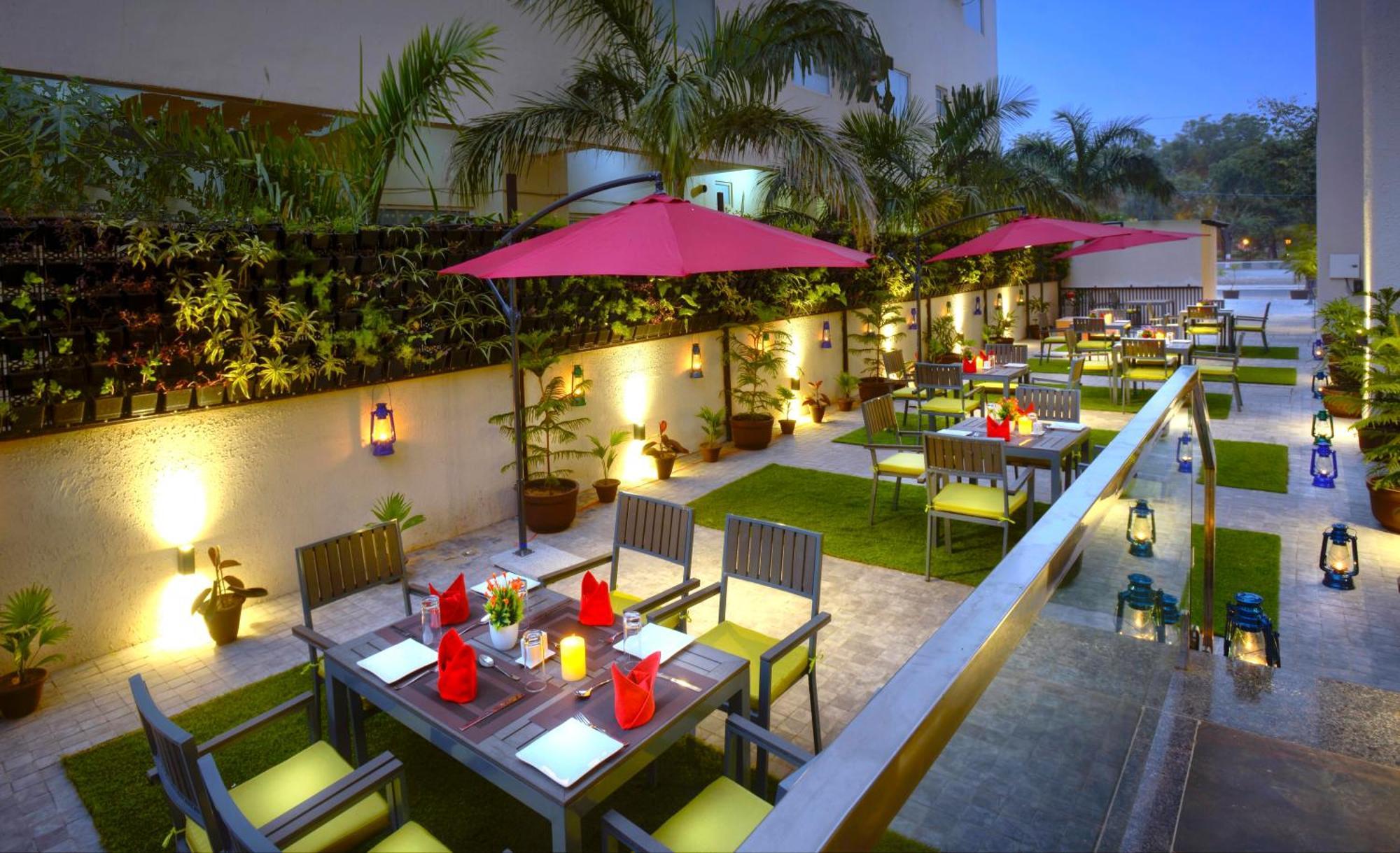 Golden Tulip Agra Hotel Агра Екстериор снимка